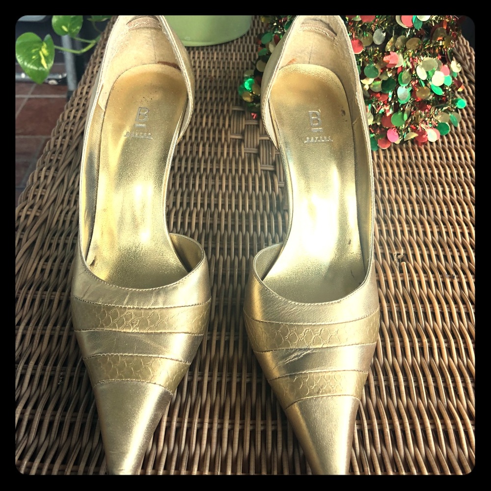 Pointed shoes